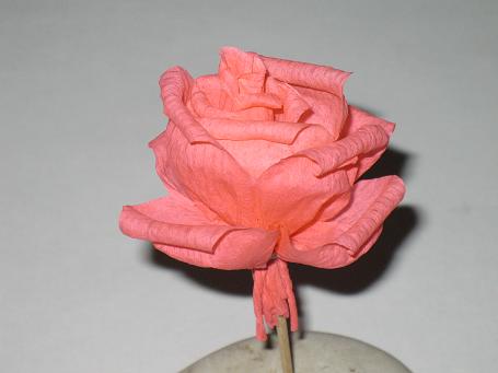 самодельная роза из гофрированной бумаги